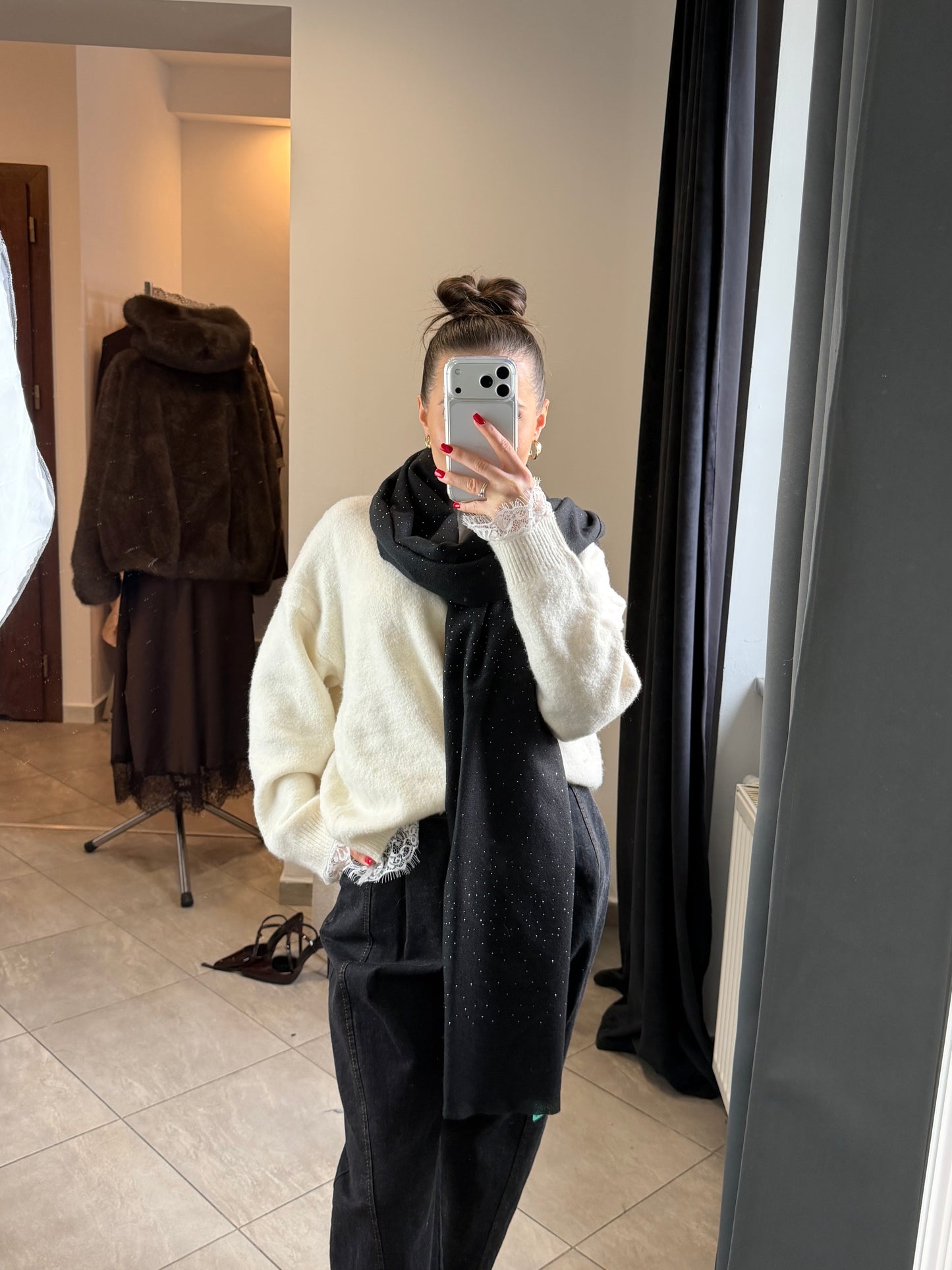 Czarny szal z delikatnym połyskiem – miękki i elegancki