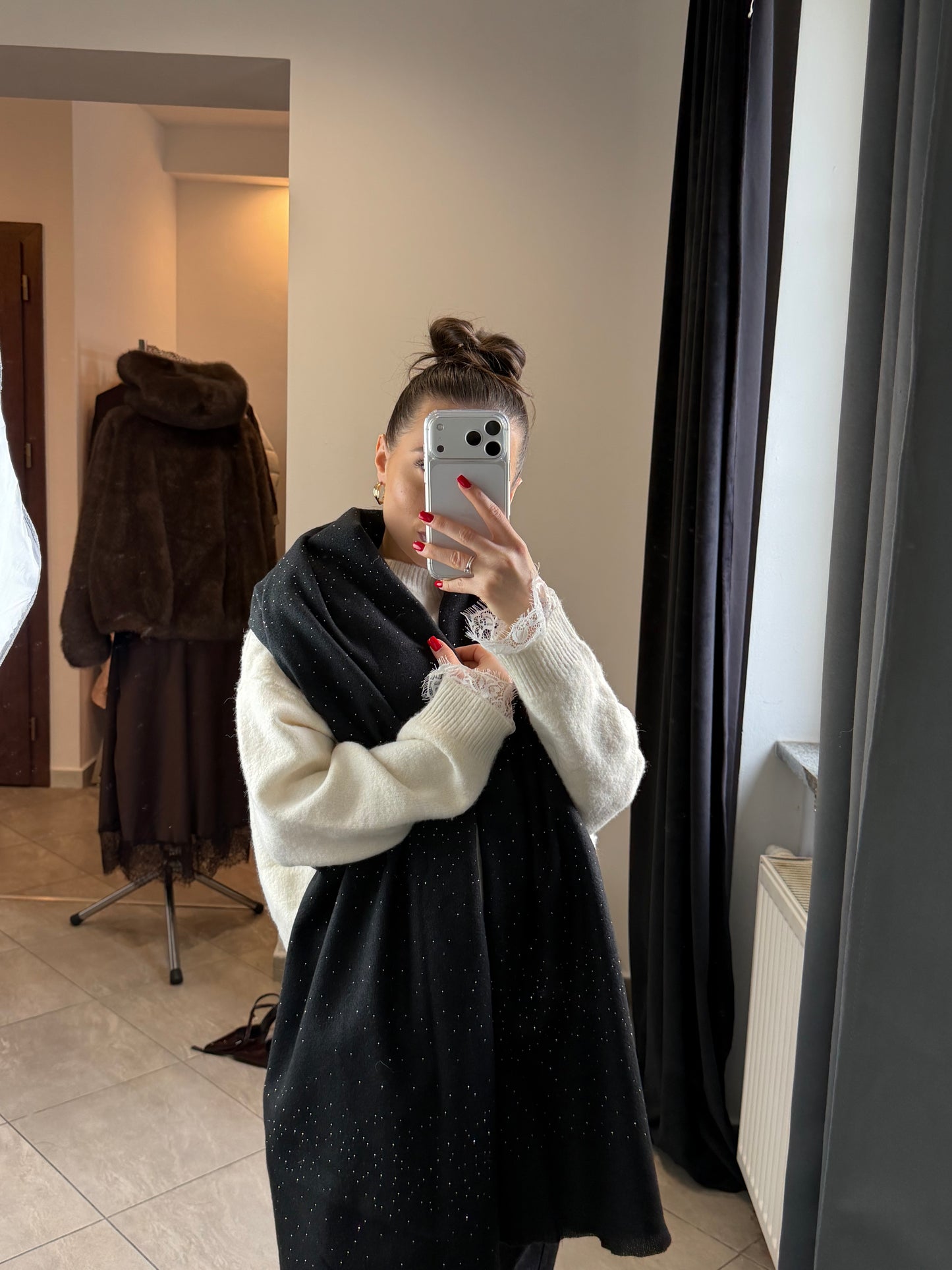 Czarny szal z delikatnym połyskiem – miękki i elegancki