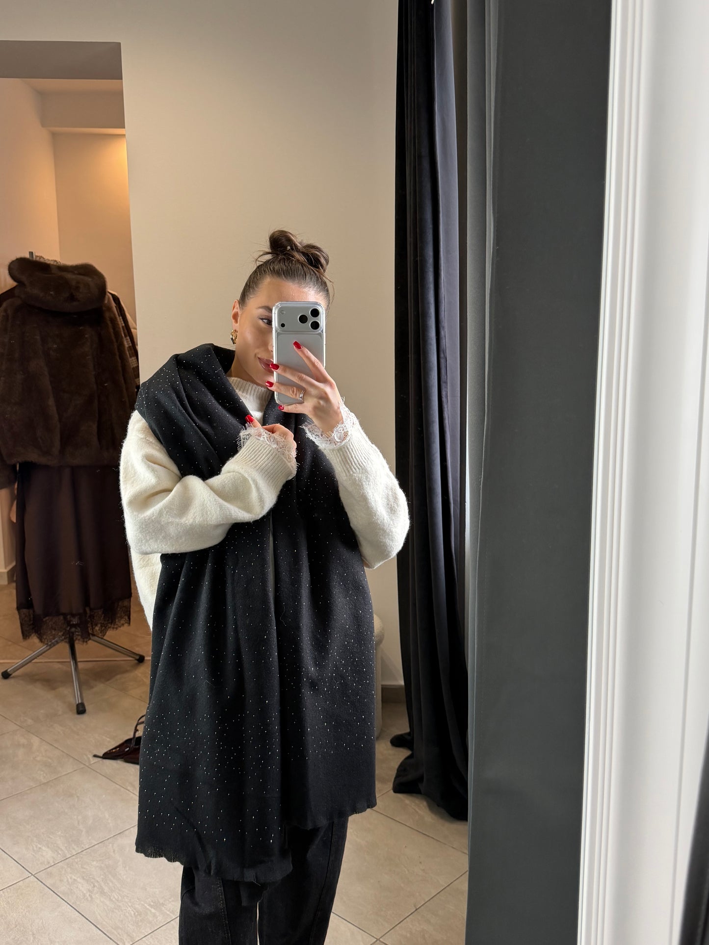 Czarny szal z delikatnym połyskiem – miękki i elegancki