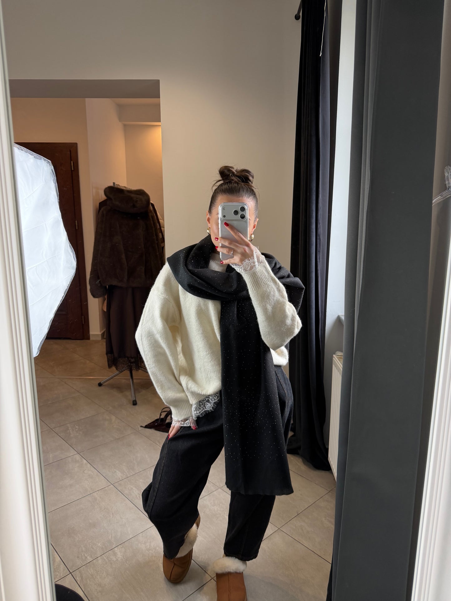 Czarny szal z delikatnym połyskiem – miękki i elegancki