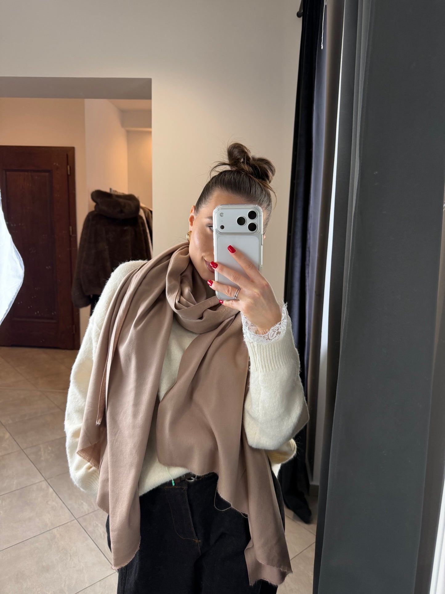 Klasyczny szal w kolorze nude