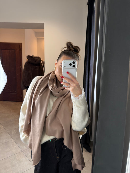 Klasyczny szal w kolorze nude