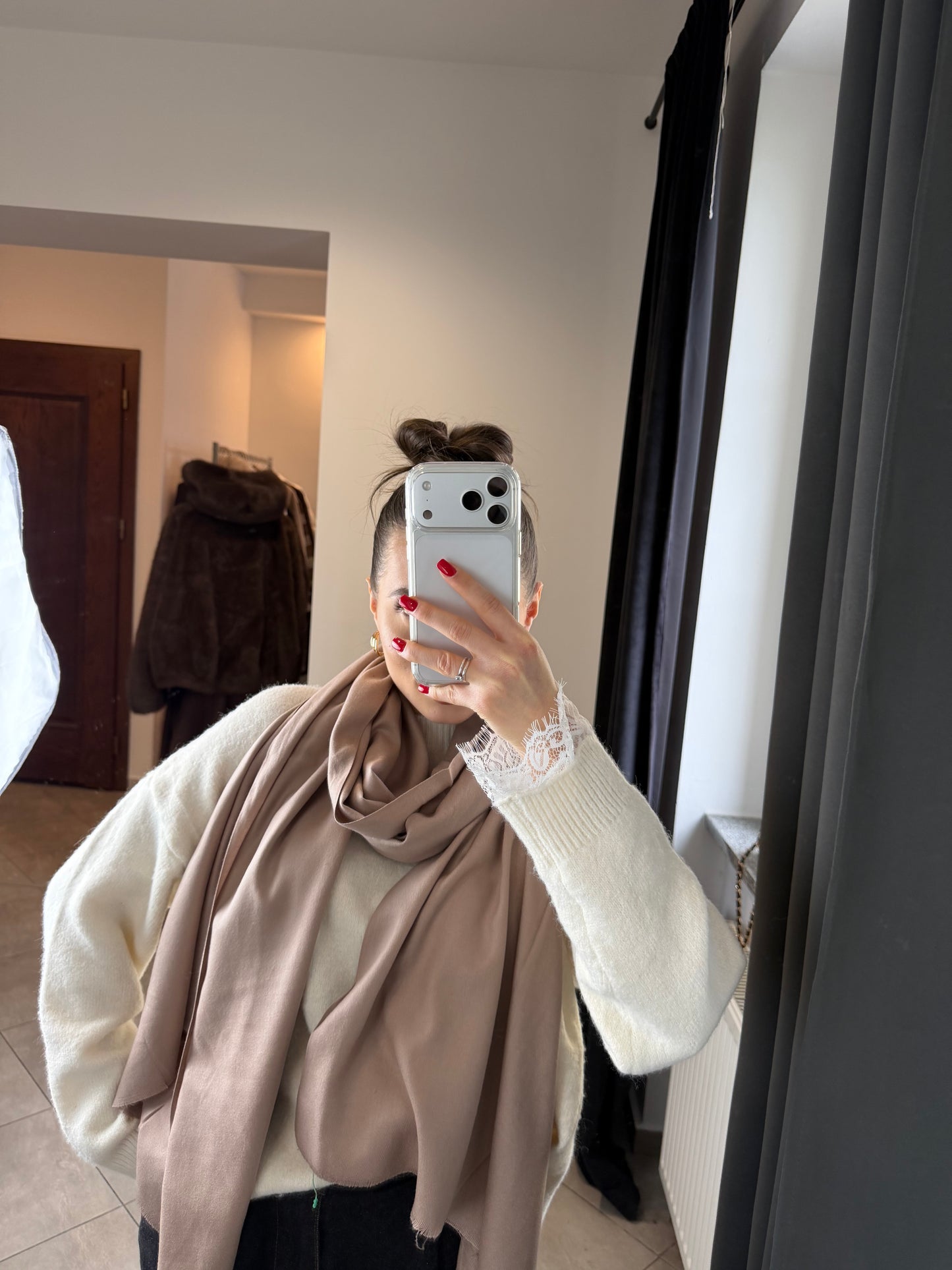 Klasyczny szal w kolorze nude