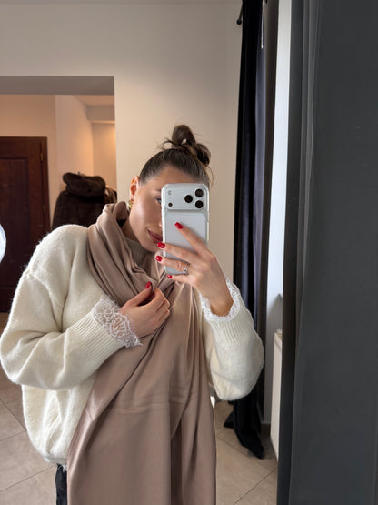 Klasyczny szal w kolorze nude