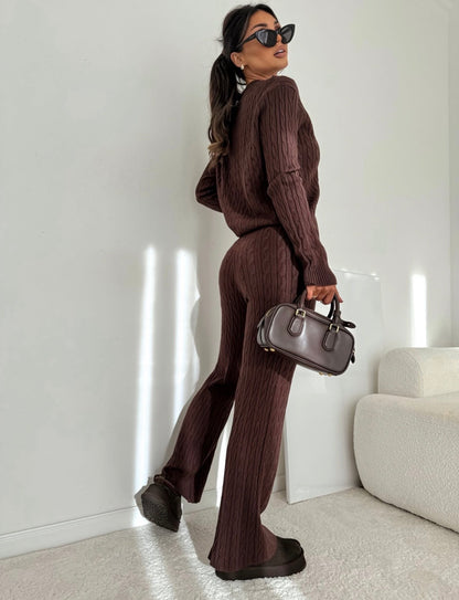 Brązowy dzianinowy komplet sweterkowy w warkoczowy splot