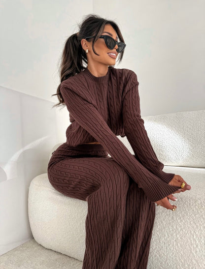 Brązowy dzianinowy komplet sweterkowy w warkoczowy splot