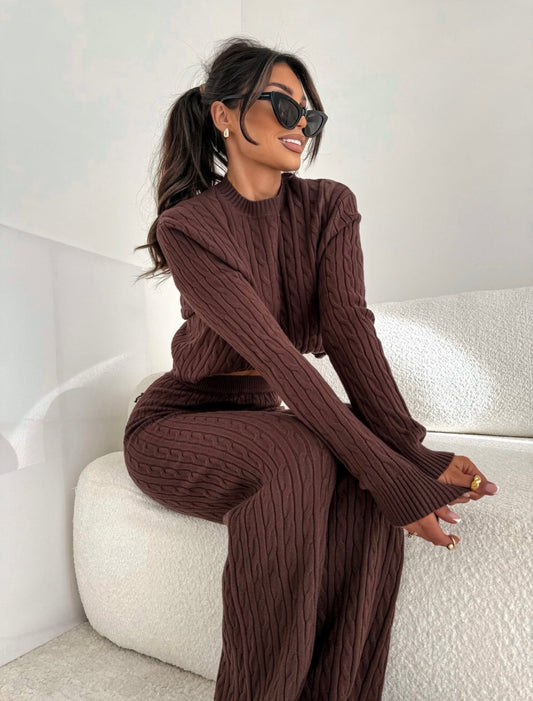 Brązowy dzianinowy komplet sweterkowy w warkoczowy splot