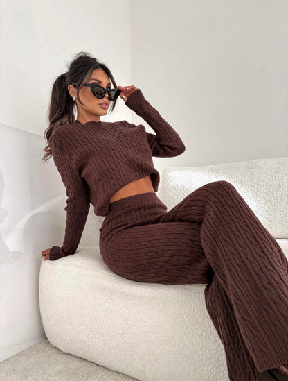 Brązowy dzianinowy komplet sweterkowy w warkoczowy splot