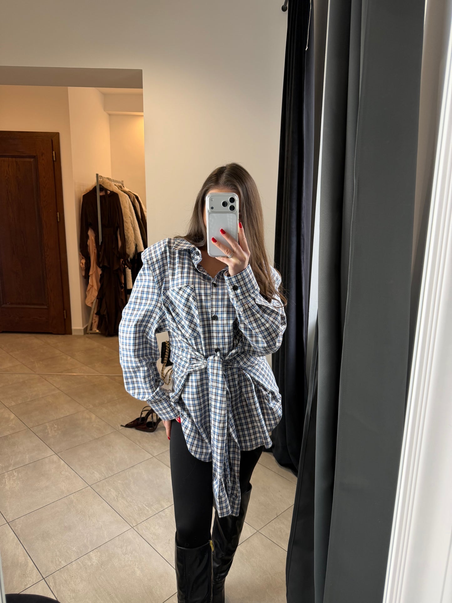 Koszula w kratę z wiązaniem w talii