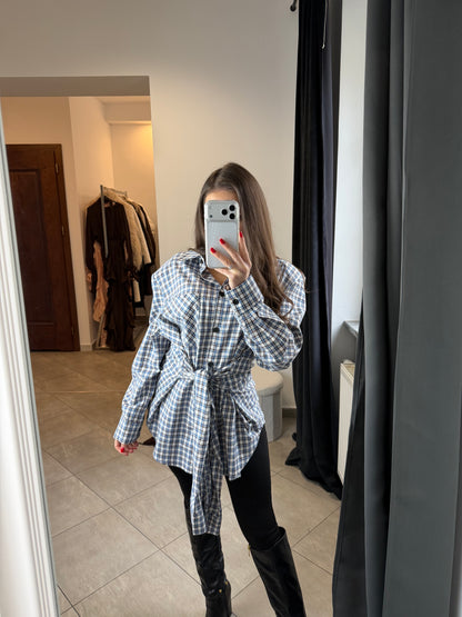 Koszula w kratę z wiązaniem w talii