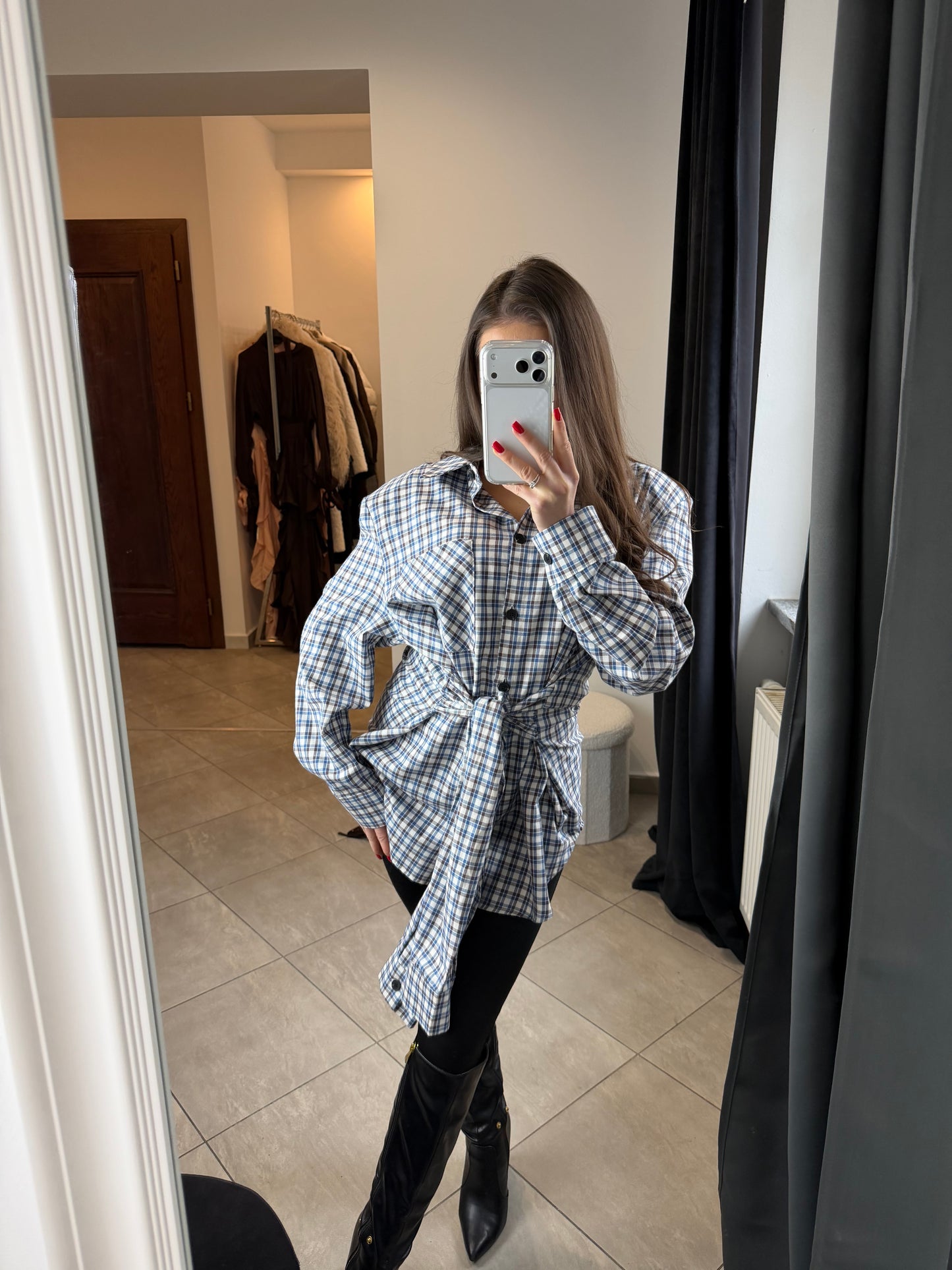 Koszula w kratę z wiązaniem w talii