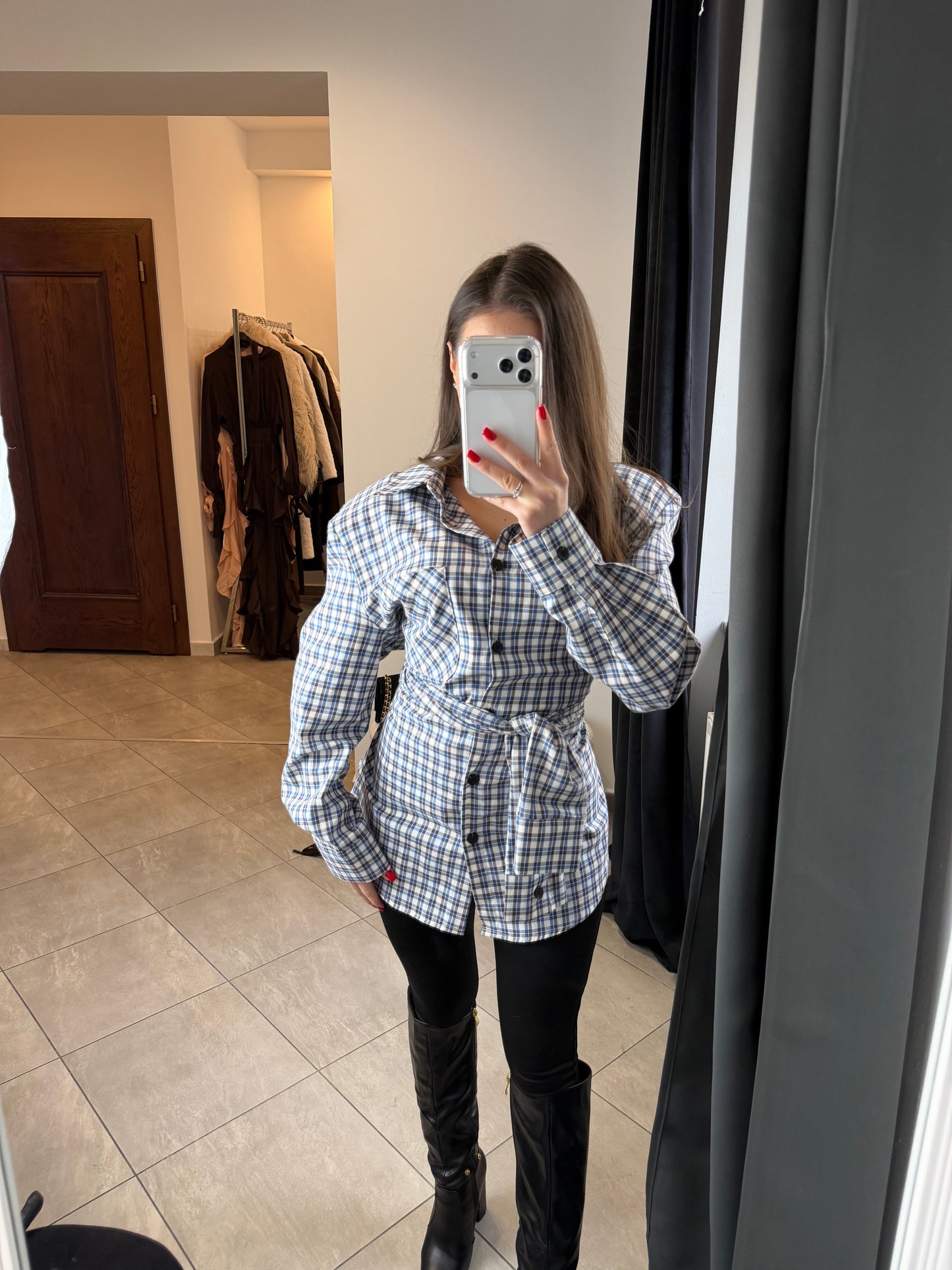 Koszula w kratę z wiązaniem w talii