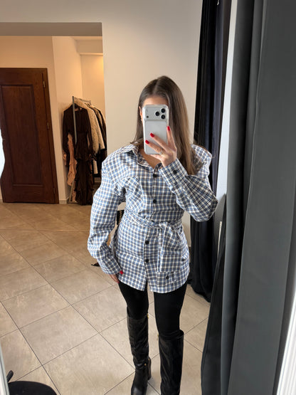 Koszula w kratę z wiązaniem w talii