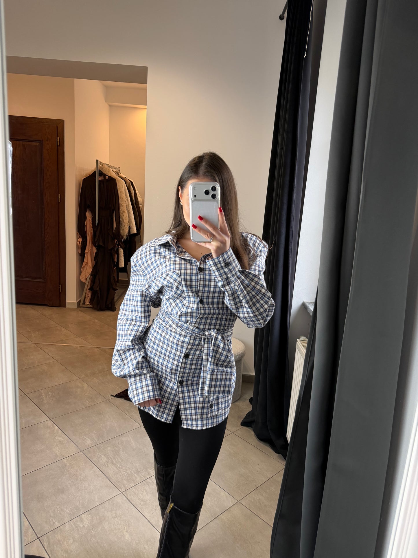 Koszula w kratę z wiązaniem w talii