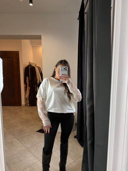 Kremowa bluzka z koronkowymi rękawami „Soft Lace Elegance”