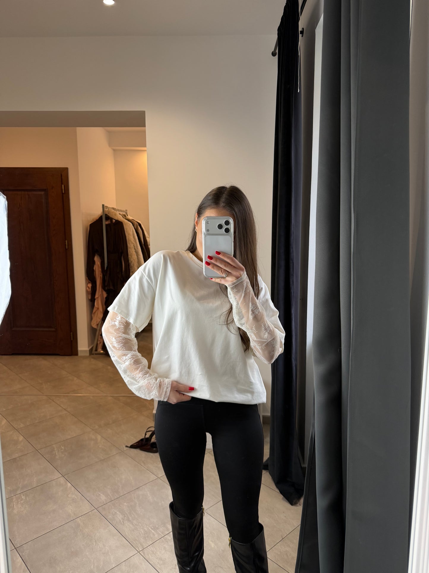 Kremowa bluzka z koronkowymi rękawami „Soft Lace Elegance”