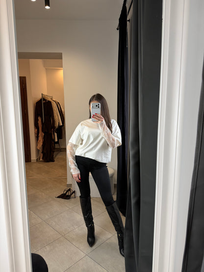 Kremowa bluzka z koronkowymi rękawami „Soft Lace Elegance”