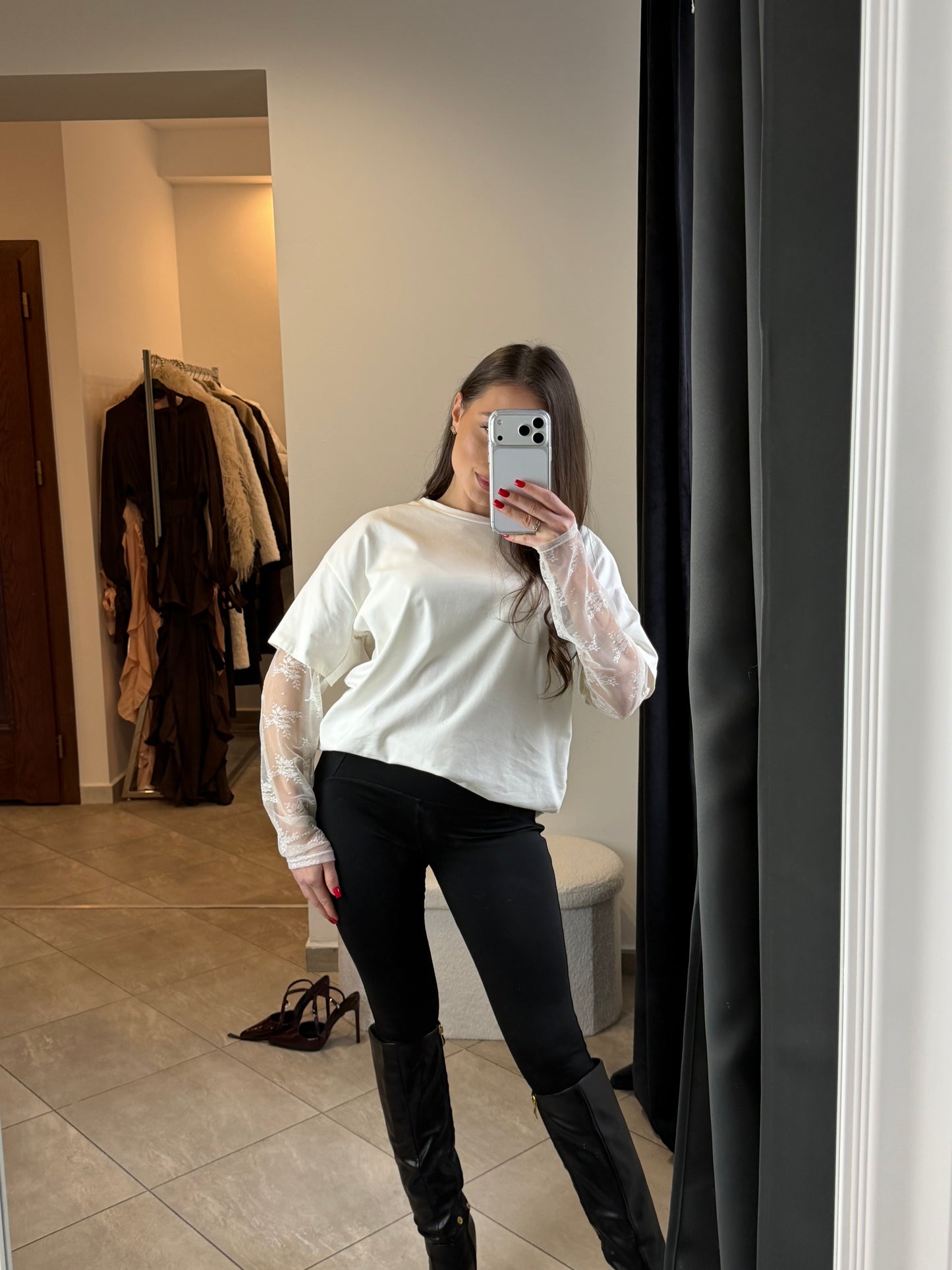 Kremowa bluzka z koronkowymi rękawami „Soft Lace Elegance”