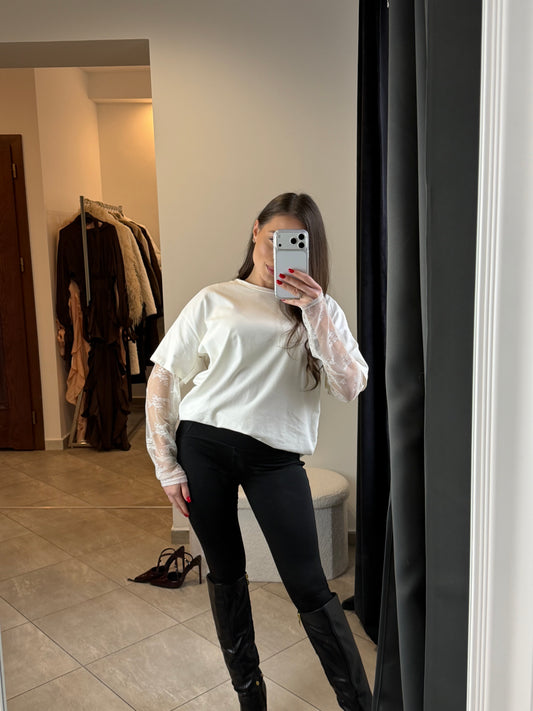 Kremowa bluzka z koronkowymi rękawami „Soft Lace Elegance”