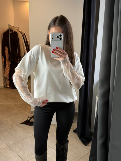Kremowa bluzka z koronkowymi rękawami „Soft Lace Elegance”