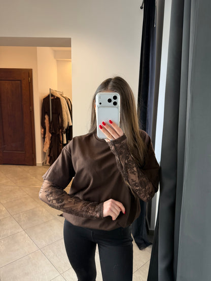 Brązowa bluzka z koronkowymi rękawami „Soft Lace Elegance – Brown”