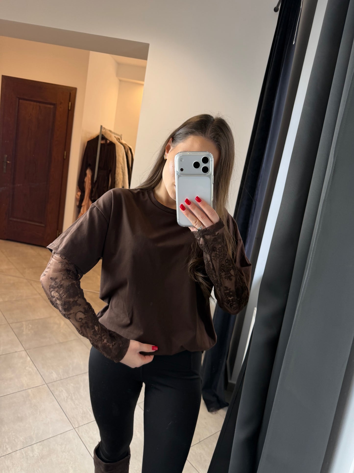 Brązowa bluzka z koronkowymi rękawami „Soft Lace Elegance – Brown”