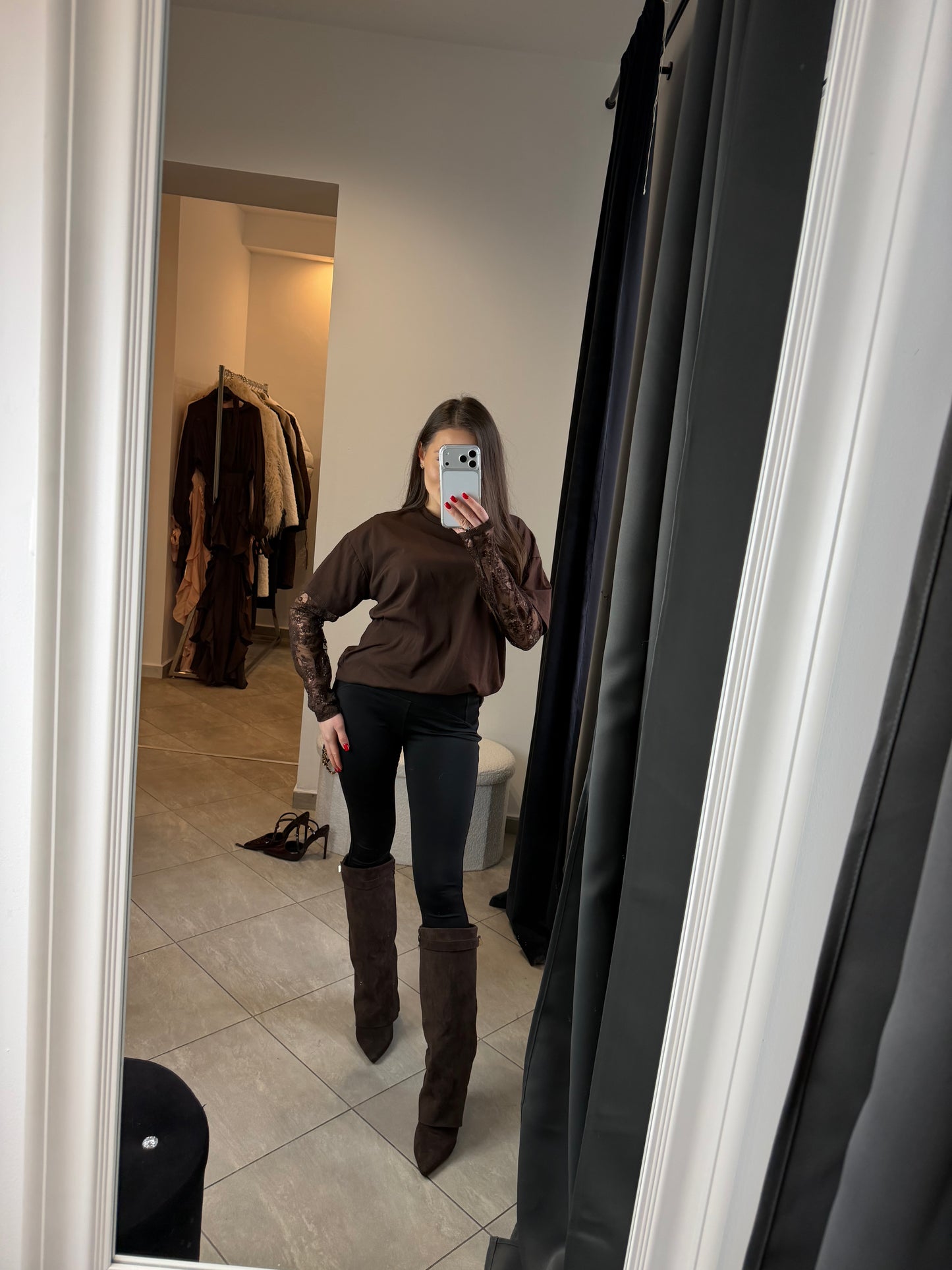 Brązowa bluzka z koronkowymi rękawami „Soft Lace Elegance – Brown”