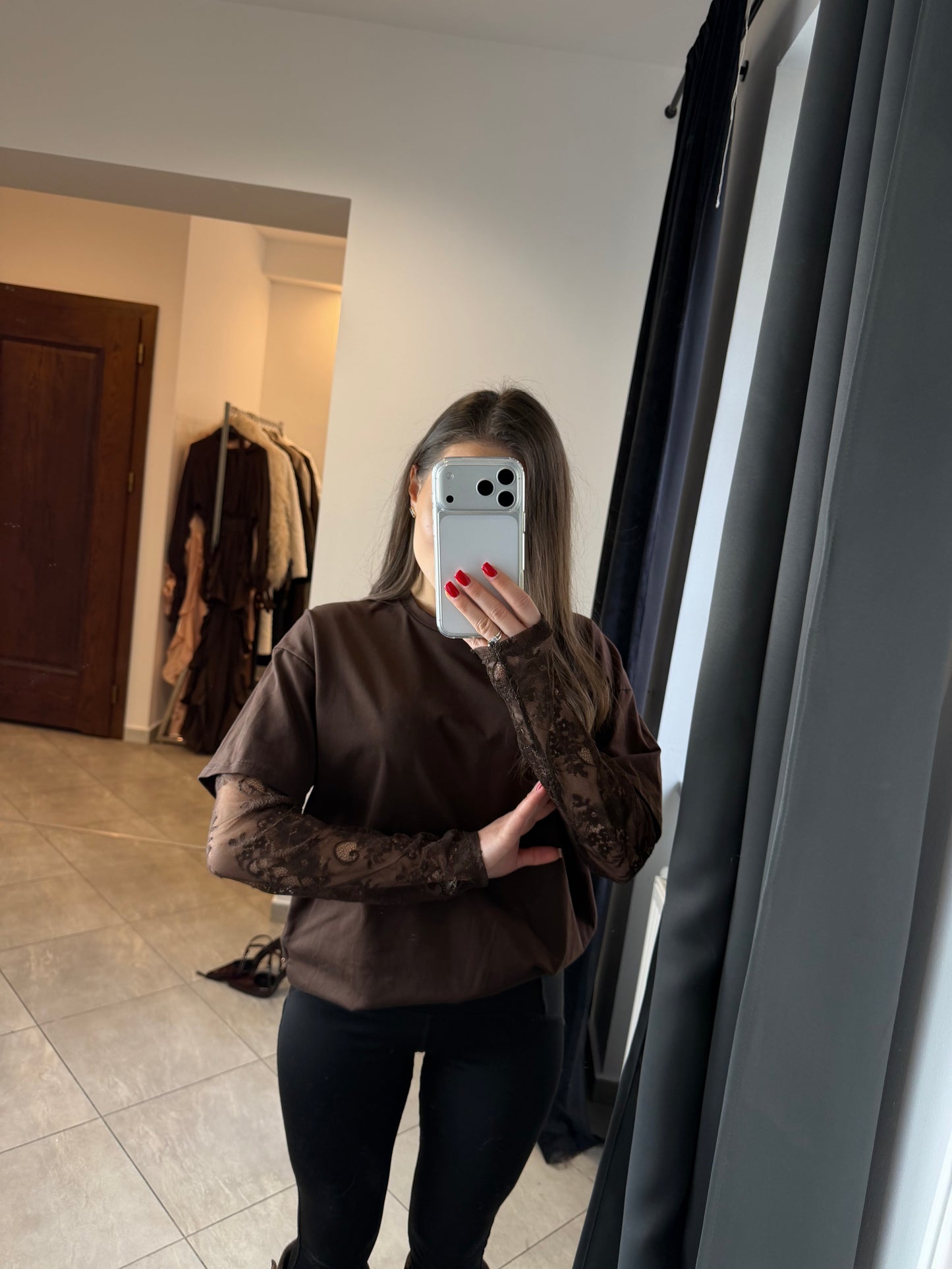 Brązowa bluzka z koronkowymi rękawami „Soft Lace Elegance – Brown”