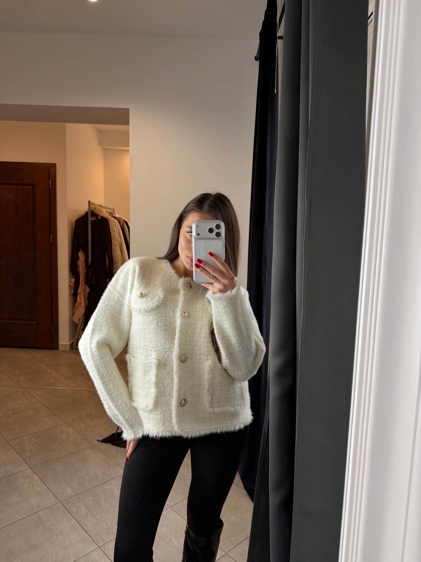 Kremowa alpaka w stylu Chanel z ozdobnymi guzikami – elegancki kardigan premium