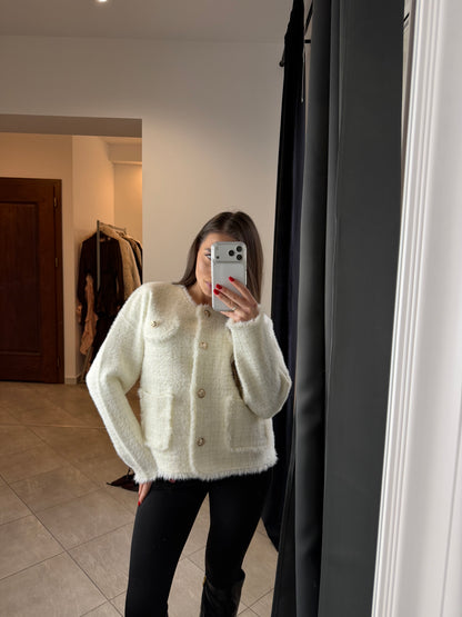 Kremowa alpaka w stylu Chanel z ozdobnymi guzikami – elegancki kardigan premium