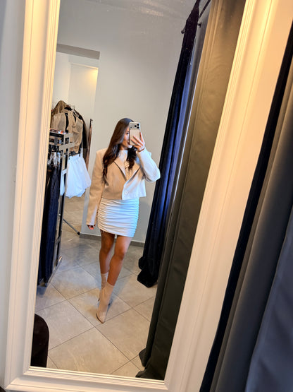 Beżowa krótka marynarka damska o eleganckim kroju