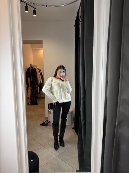 Kremowa alpaka w stylu Chanel z ozdobnymi guzikami – elegancki kardigan premium