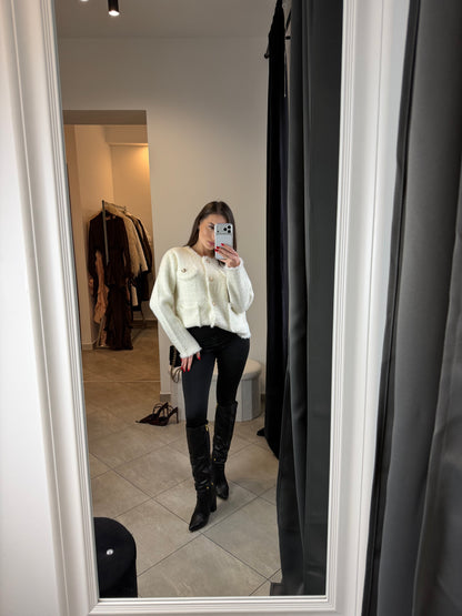 Kremowa alpaka w stylu Chanel z ozdobnymi guzikami – elegancki kardigan premium