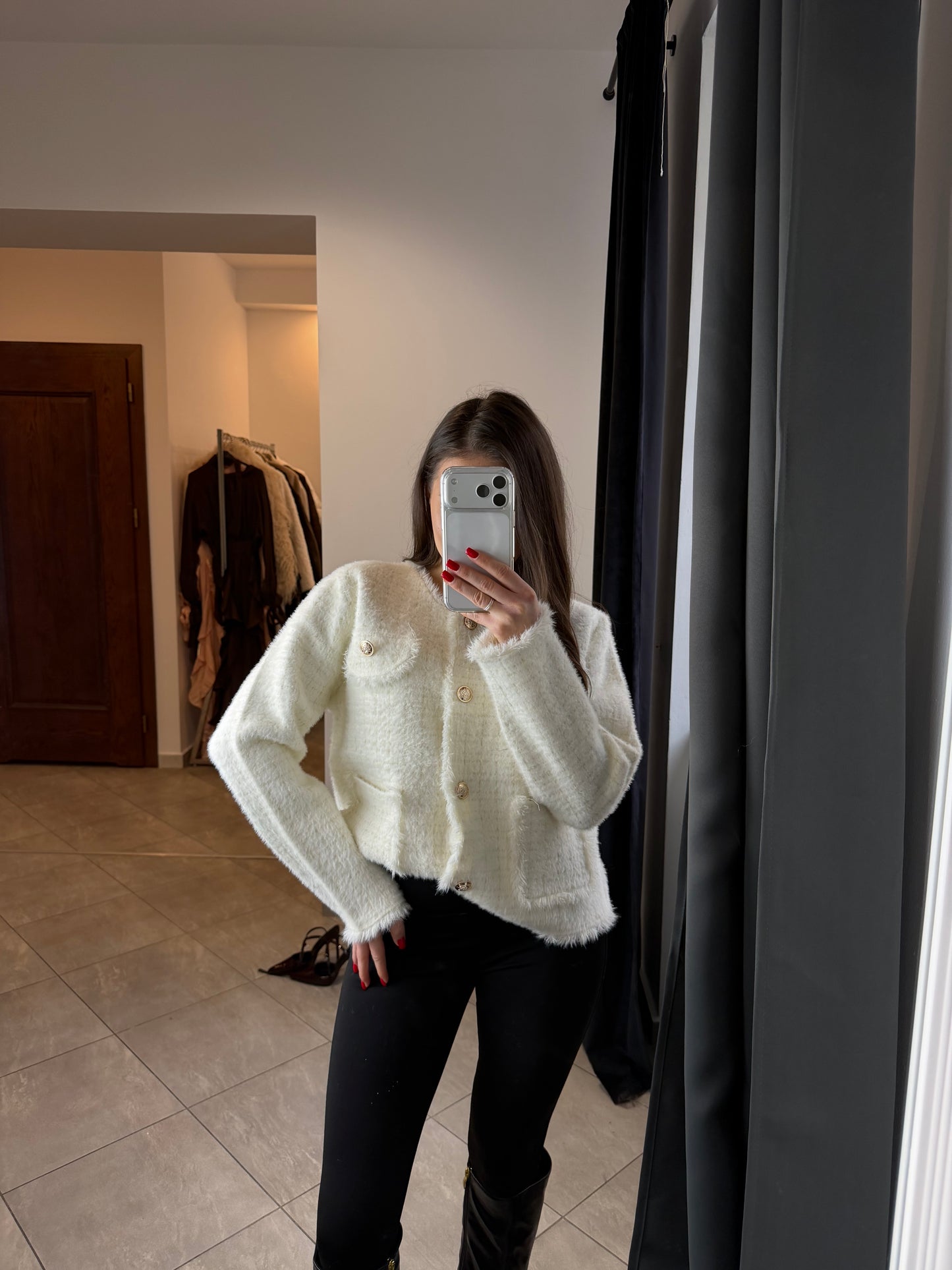 Kremowa alpaka w stylu Chanel z ozdobnymi guzikami – elegancki kardigan premium