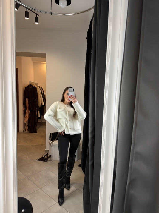 Kremowa alpaka w stylu Chanel z ozdobnymi guzikami – elegancki kardigan premium