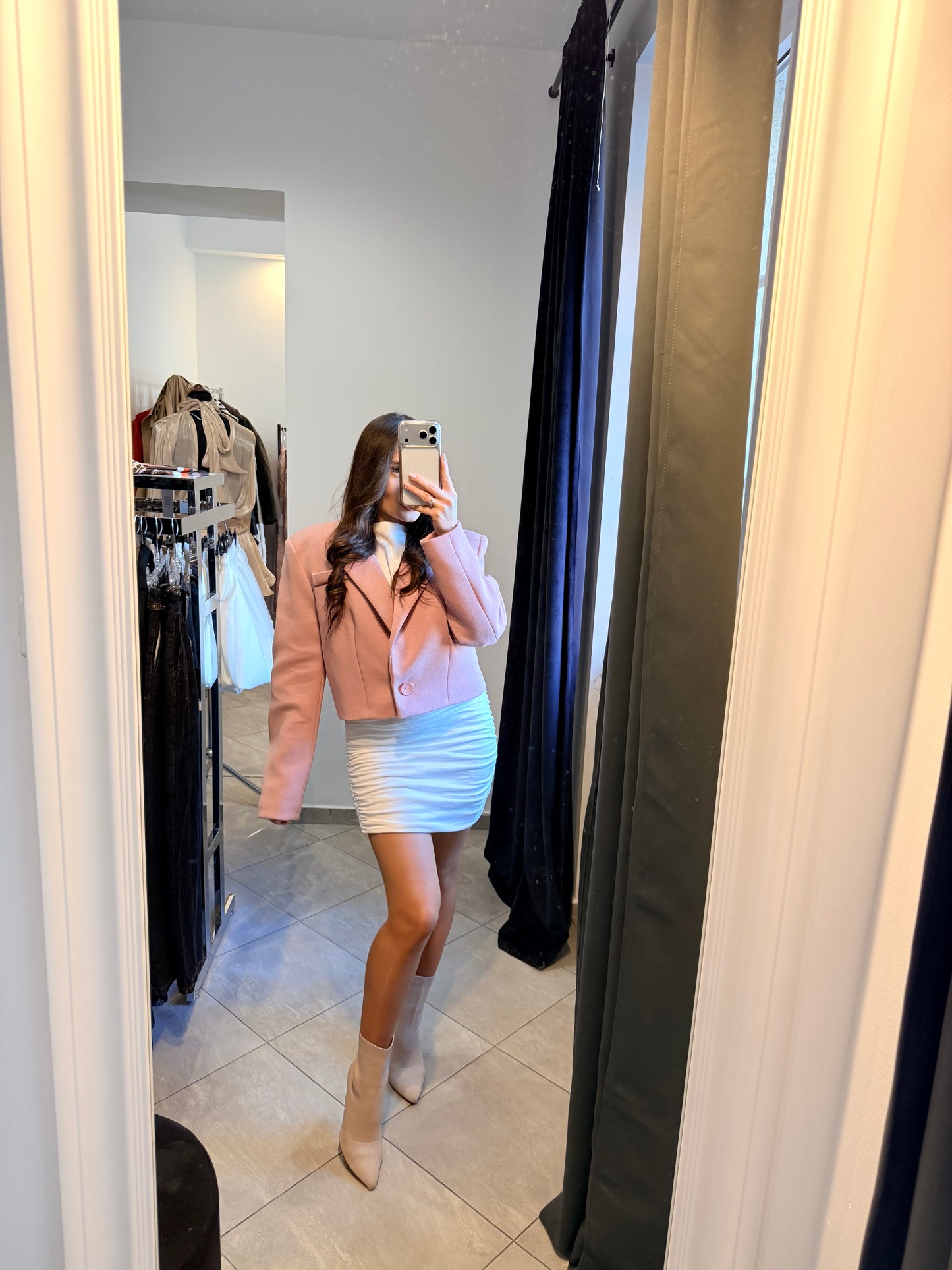 Różowa krótka marynarka o eleganckim kroju