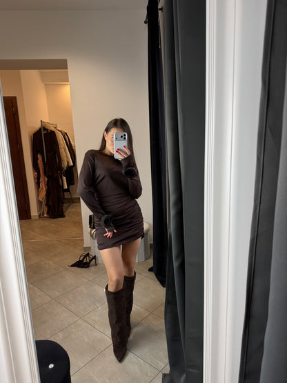 Czekoladowa sukienka mini z długim rękawem i bocznymi marszczeniami