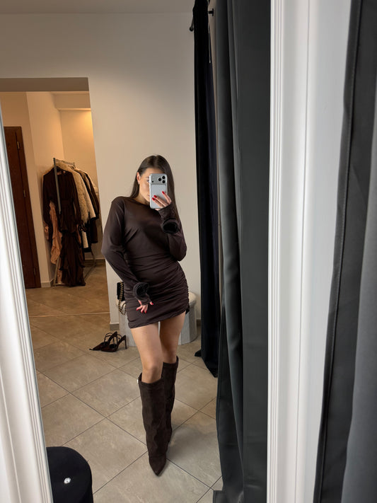 Czekoladowa sukienka mini z długim rękawem i bocznymi marszczeniami