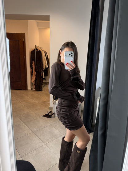 Czekoladowa sukienka mini z długim rękawem i bocznymi marszczeniami