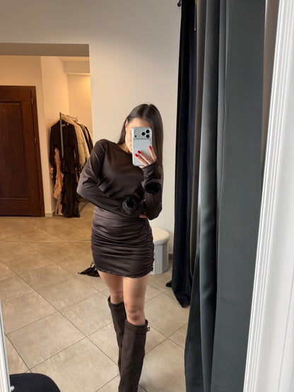 Czekoladowa sukienka mini z długim rękawem i bocznymi marszczeniami