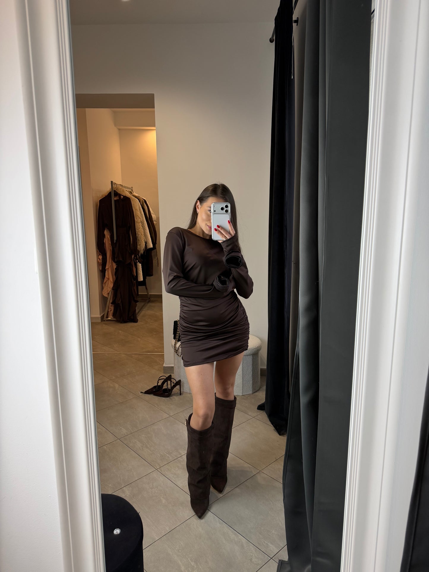 Czekoladowa sukienka mini z długim rękawem i bocznymi marszczeniami