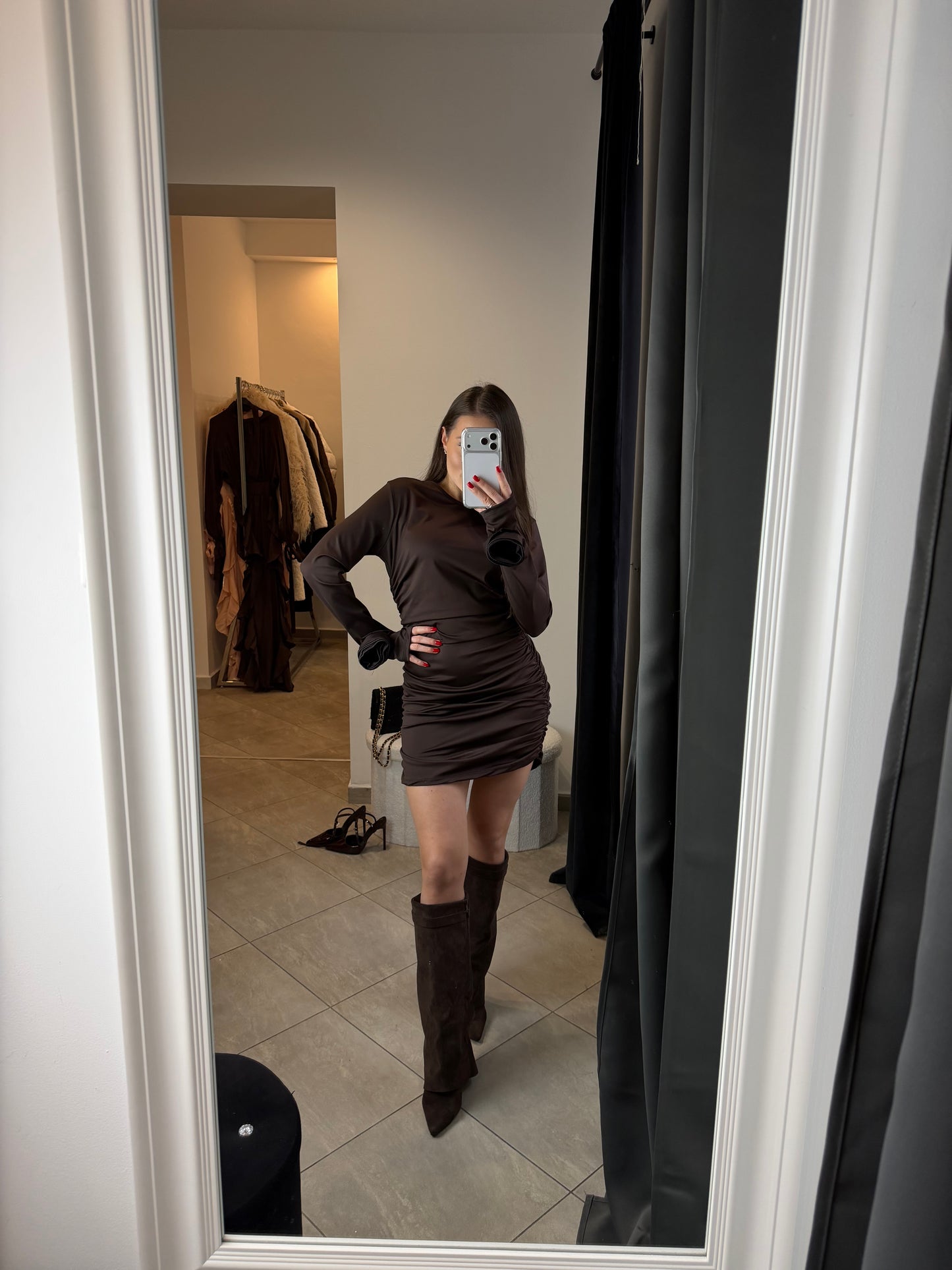 Czekoladowa sukienka mini z długim rękawem i bocznymi marszczeniami