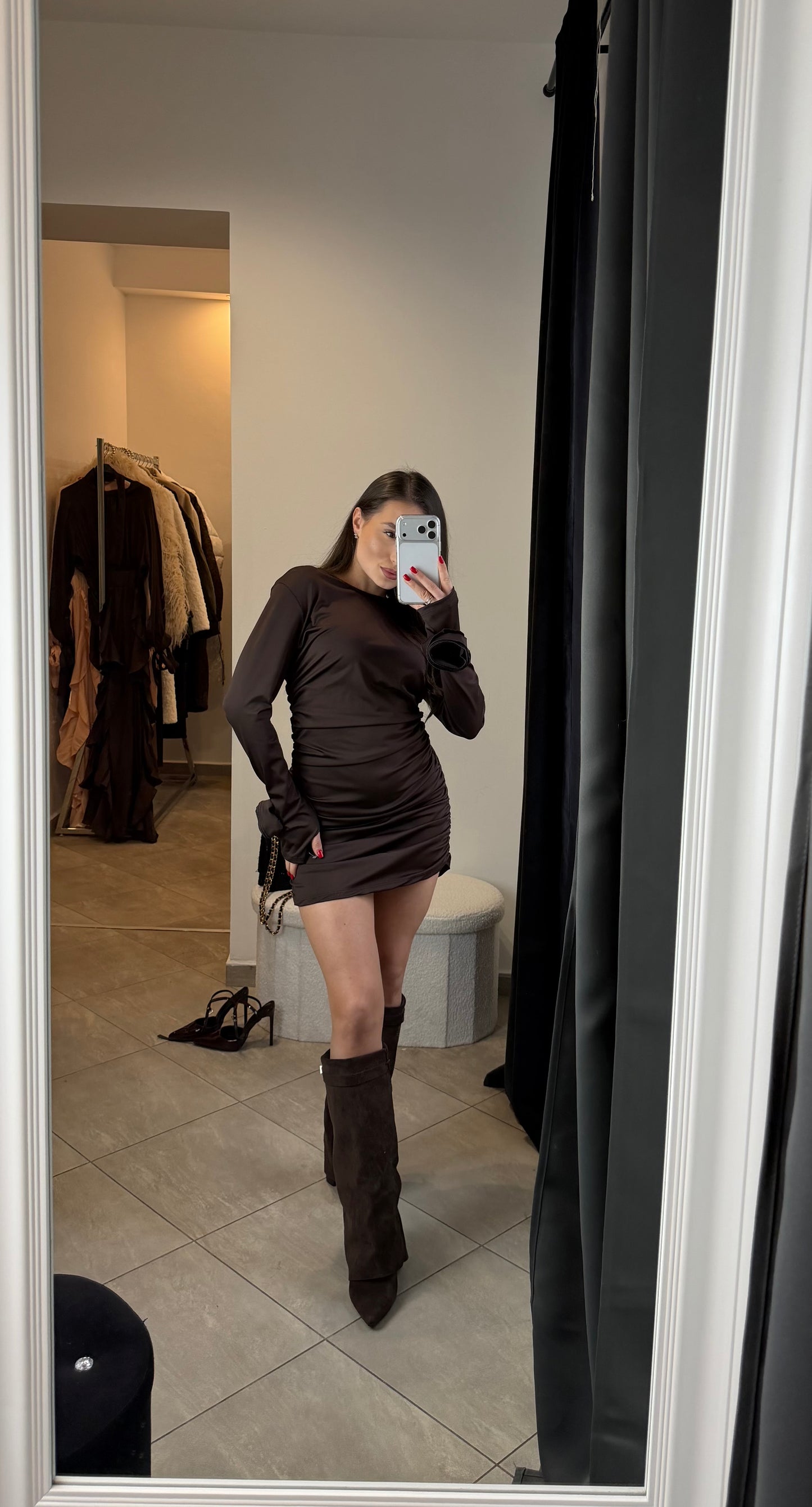 Czekoladowa sukienka mini z długim rękawem i bocznymi marszczeniami