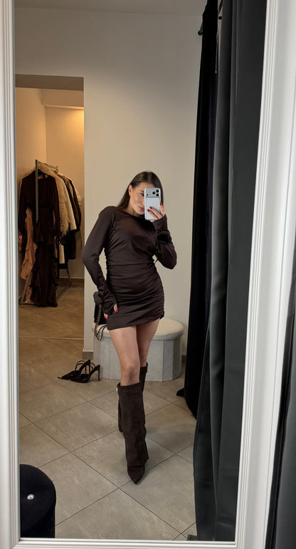 Czekoladowa sukienka mini z długim rękawem i bocznymi marszczeniami