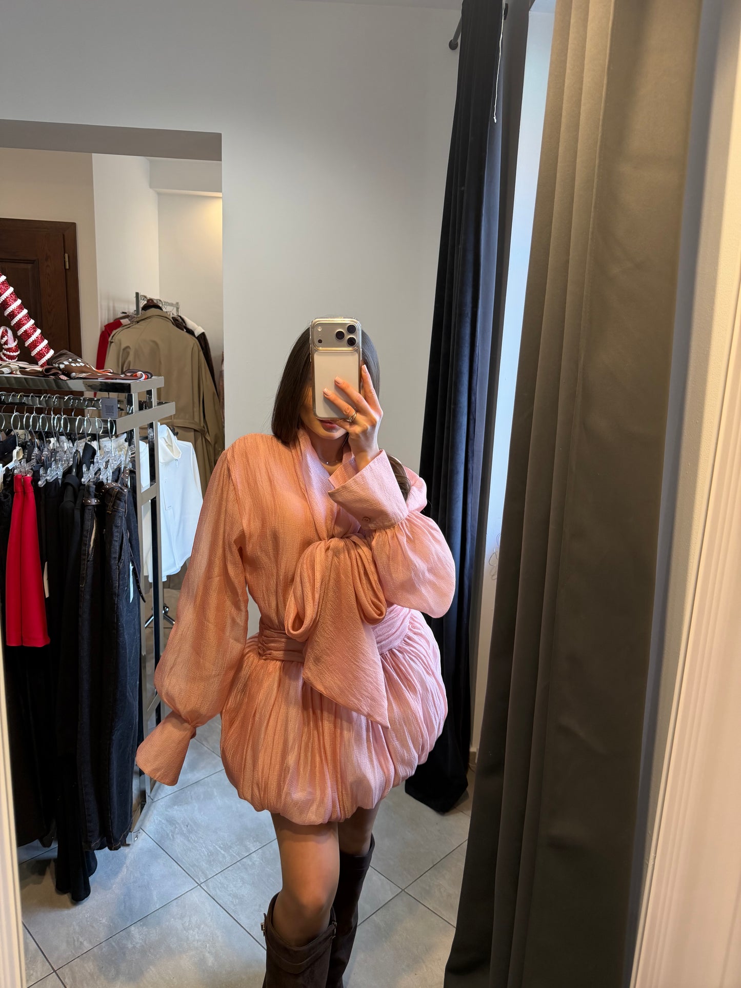 Różowa sukienka mini z bufkami i wiązaniem – elegancka, kobieca
