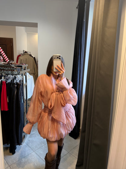 Różowa sukienka mini z bufkami i wiązaniem – elegancka, kobieca