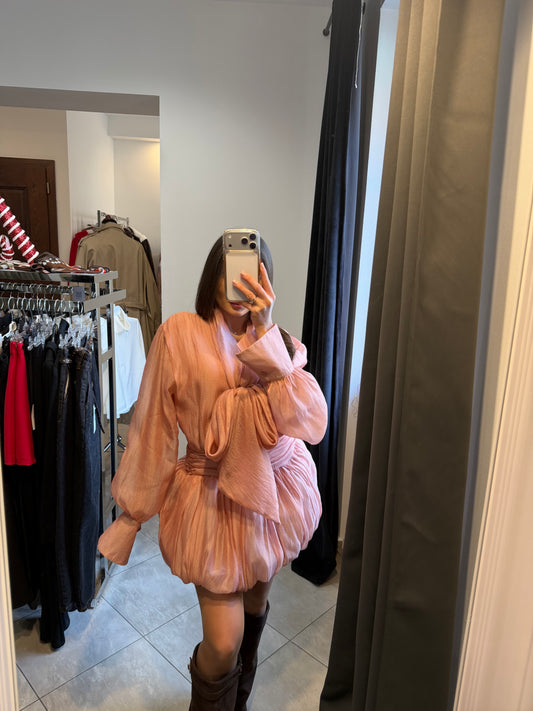 Różowa sukienka mini z bufkami i wiązaniem – elegancka, kobieca