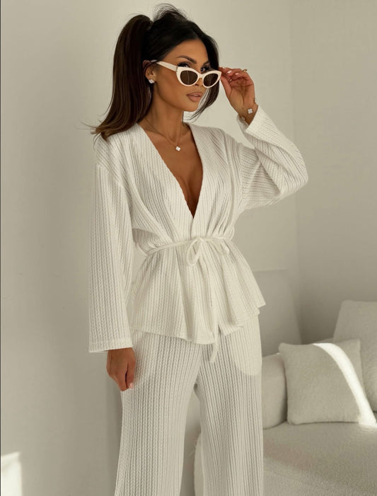 Biały prążkowany komplet dzianinowy z wiązaną narzutką i spodniami