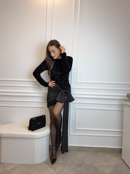 Czarna Sukienka Wieczorowa z Połyskującą Górą i Satynową Kokardą